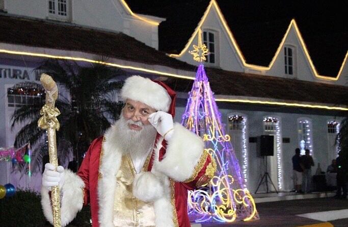 O Bom Noel esteve presente fazendo a alegria da criançada